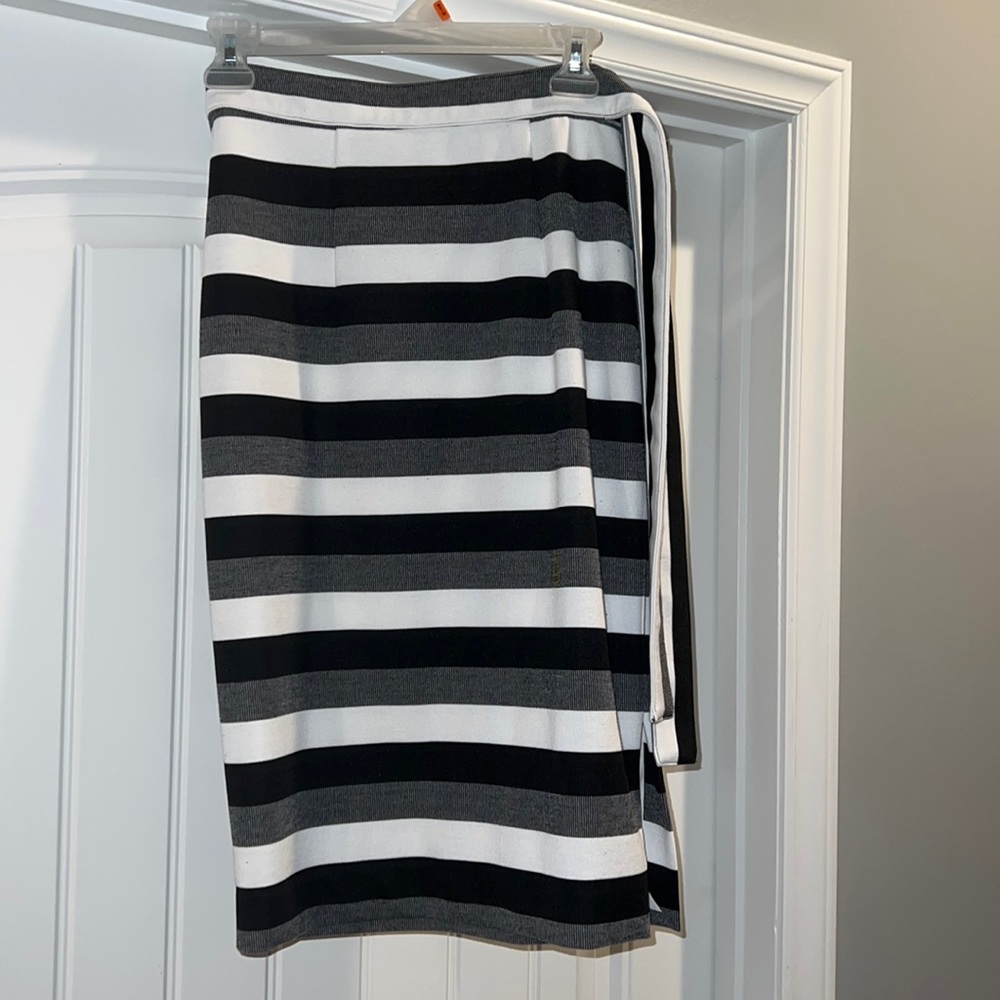 NEW WITHOUT TAGS!! EXPRESS midi stripe skirt with side zipper.